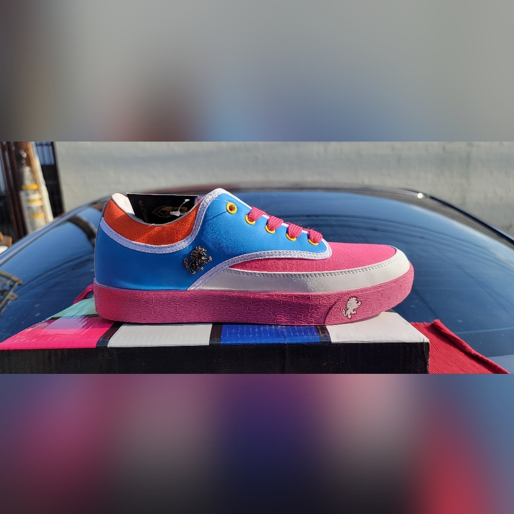 Tennis shoes